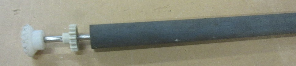 Transportwalzen mit Stirnrad, -EPDM- Gesamtlänge: 78cm, Kern: 8mm, Durchmesser Gummi. 32mm