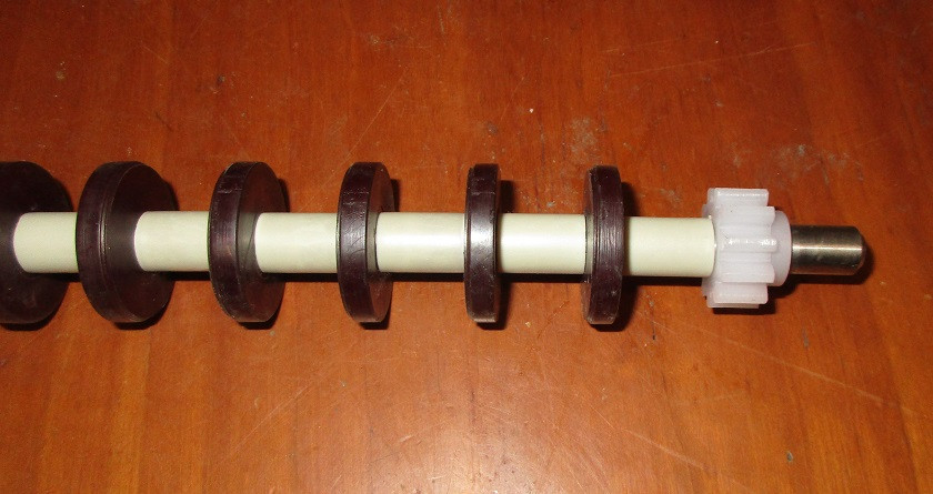 Transportwelle d= 10,00 mm D = 32  mit Abstandhalter und Transportrolle  für Flextransport geeignet  Gesamtlänge 730 mm Röllchen:blau