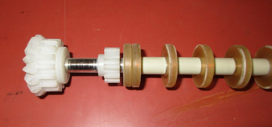 Transportwelle d=10 mm D 32 mm  Länge 780 mm  mit Abstandhalter geeignet für Flextransport  incl. Stirnrad und zwei Antriebsräder, Röllchen: hell