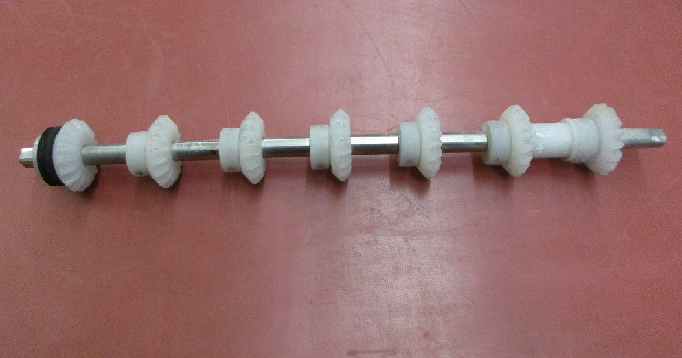 Königswelle  Edelstahl   mit   7 Stirnrädern L=36,5cm