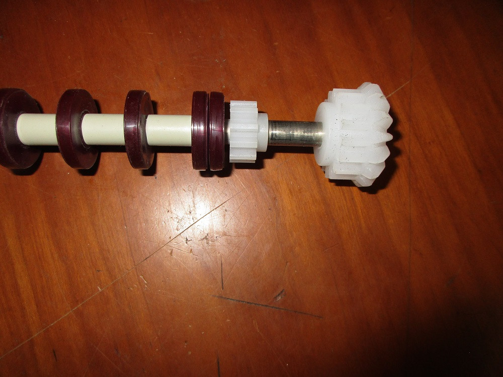 Transportwelle d=10 mm D 32 mm  PVC  Länge 780 mm  mit Abstandhalter geeignet für Flextransport  incl. Stirnrad und zwei Antriebsräder, Röllchen:blau