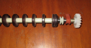 Transportwelle  d=10 mm   D = 32 mm mit Abstandshalter und Antriebsrad geeignet für Flextransport Länge 780 mm Rolle :blau