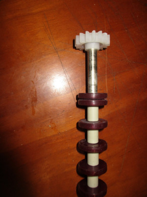 Transportwelle d=10 mm D 32 mm  PVC  Länge 780 mm  mit Abstandhalter geeignet für Flextransport  incl. Stirnrad und zwei Antriebsräder, Röllchen:blau